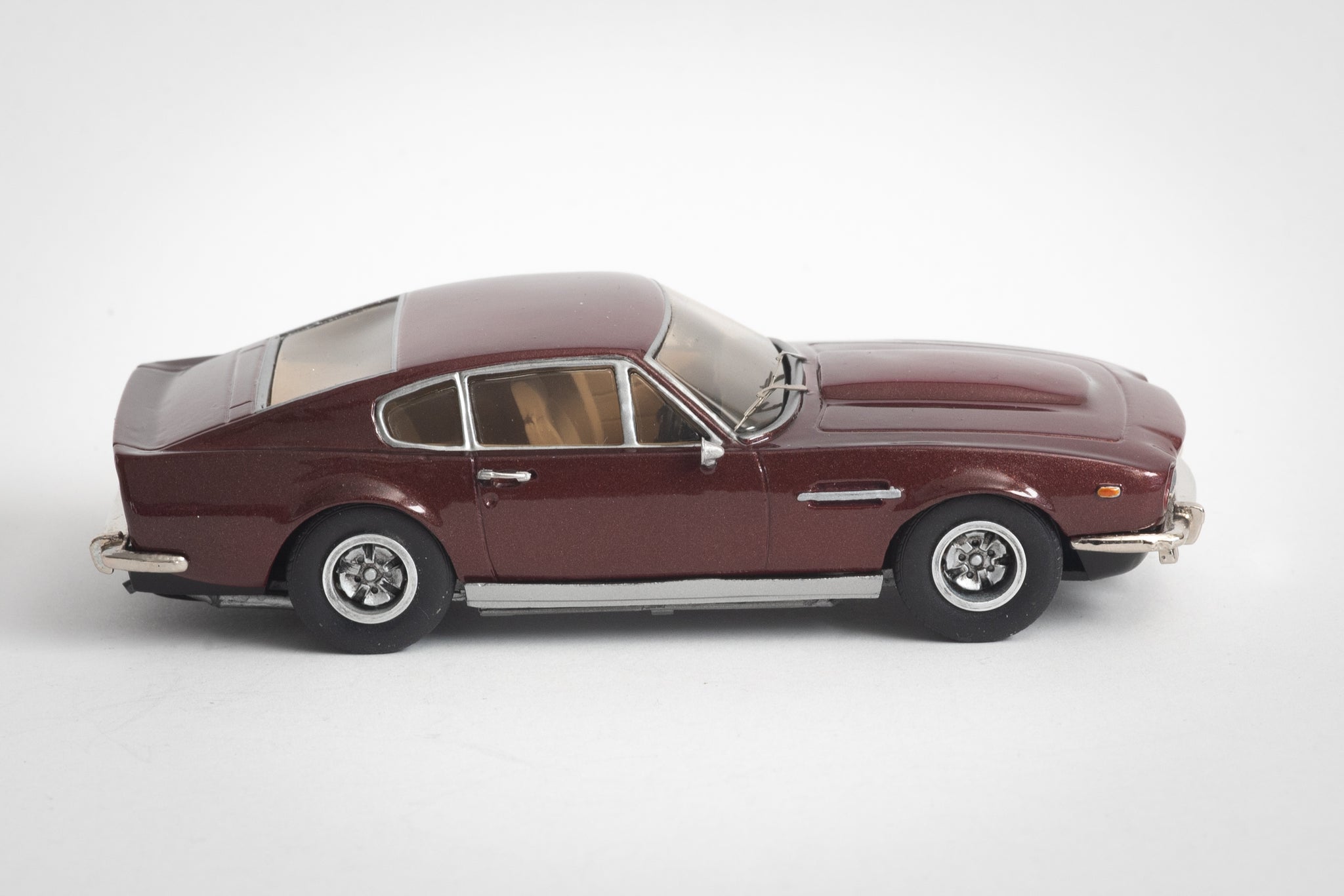 Heco Modeles 1/43 Scale Kit HM3924C - Aston Martin V8 Coupe Heco Modeles 1/43 Scale Kit HM3924C - Aston Martin V8 Coupe